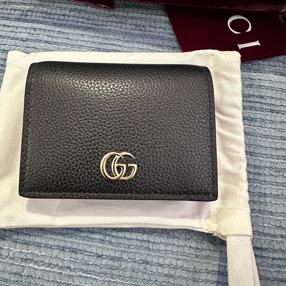 Gucci authentic Bi-color GG Marmont small wallet . Burgundy color from inside